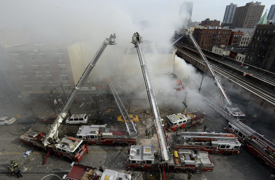 RESCATE. Bomberos proceden al rescate de los habitantes de los edificios siniestrados.