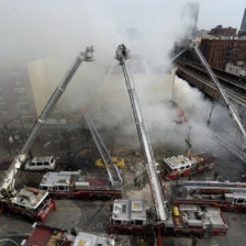 RESCATE. Bomberos proceden al rescate de los habitantes de los edificios siniestrados.