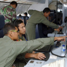 RASTRILLAJE. Patrullas de rescate observan desde un avin la trayectoria del misterioso vuelo.