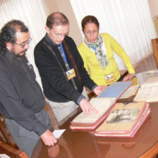 TRABAJO. Joaqun Loayza (izq.) en su labor de rescate y preservacin del patrimonio archivstico del pas.