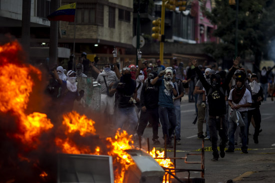 CARACAS. Las protestas protagonizadas por jvenes, ayer, al cumplirse un mes de la crisis.