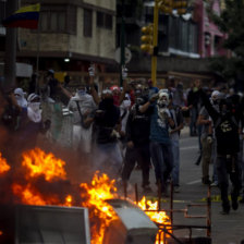 CARACAS. Las protestas protagonizadas por jvenes, ayer, al cumplirse un mes de la crisis.