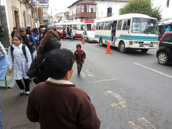 IMPACIENCIA: Pasajeros hacen cola en la parada, pero los microbuses pasan de largo porque van llenos.