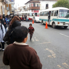 IMPACIENCIA: Pasajeros hacen cola en la parada, pero los microbuses pasan de largo porque van llenos.