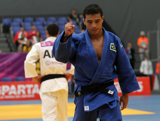 Eduardo Katsuhiro aport con un oro en judo para el liderato de Brasil.