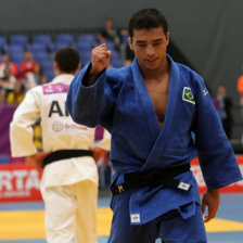 Eduardo Katsuhiro aport con un oro en judo para el liderato de Brasil.