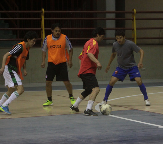 Rico Sur jug un partido amistoso anoche, frente a la Alcalda, en el coliseo de la III Fase del estadio Patria.