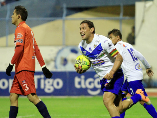 Neumann celebra el gol que marc ante la U; abajo, Alan Loras lucha por el baln junto con Enrique Daz.