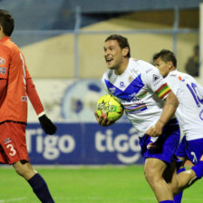 Neumann celebra el gol que marc ante la U; abajo, Alan Loras lucha por el baln junto con Enrique Daz.