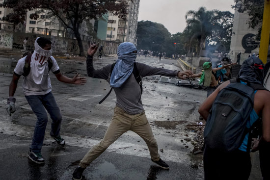 VIOLENCIA. Manifestantes se enfrentan con integrantes de la Polica en Caracas.