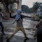 VIOLENCIA. Manifestantes se enfrentan con integrantes de la Polica en Caracas.