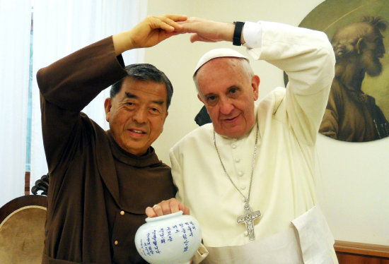 ANIVERSARIO. Foto de archivo de Francisco junto a un obispo catlico surcoreano, durante una reciente visita de ste a El Vaticano.