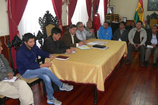 REUNIN. Representantes de diferentes sectores se reunieron ayer con el alcalde Moiss Torres en la Alcalda de Sucre.