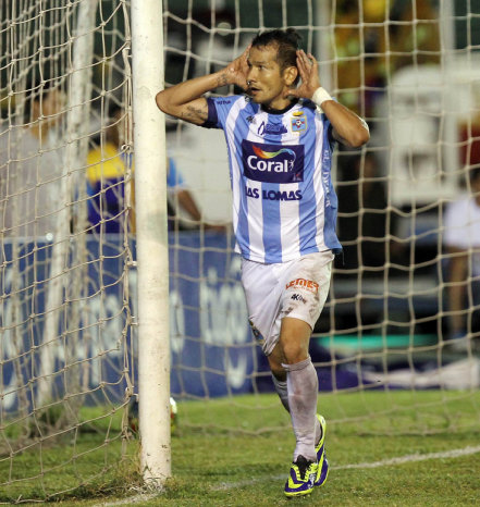 El delantero Pablo Salinas celebra el tercer y ltimo gol del cuadro celeste de Blooming.