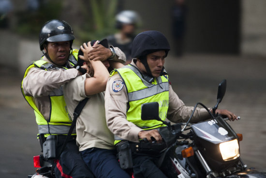 REPRESIN. Policas venezolanos detienen a un manifestante en Caracas.