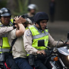 REPRESIN. Policas venezolanos detienen a un manifestante en Caracas.