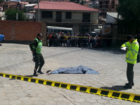 MUERTE. La imprudencia de un joven al dormirse en la parte trasera de un bus le caus la muerte.