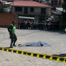 MUERTE. La imprudencia de un joven al dormirse en la parte trasera de un bus le caus la muerte.