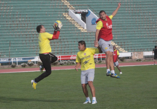 Los jugadores de Universitario durante la prctica de ayer, en el Patria.