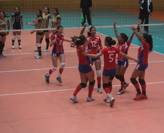 Una de las tantas celebraciones del equipo cruceo, durante el partido de anoche, en el coliseo JRA.