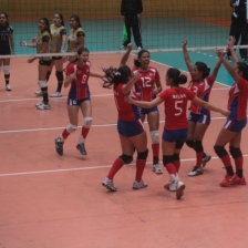 Una de las tantas celebraciones del equipo cruceo, durante el partido de anoche, en el coliseo JRA.