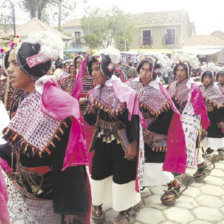 PUJLLAY. En el desfile autctono, los comunarios muestran su danza y el colorido de sus prendas de vestir, admirando a propios y extraos.