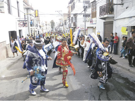 ENTRADA: Las fraternidades bailaron por las calles del centro de Sucre.