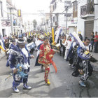 ENTRADA: Las fraternidades bailaron por las calles del centro de Sucre.