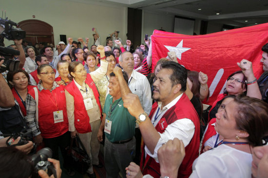 TRIUNFO. Simpatizantes del partido oficialista Frente Farabundo Marti celebran el resultado.