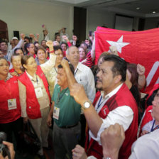 TRIUNFO. Simpatizantes del partido oficialista Frente Farabundo Marti celebran el resultado.