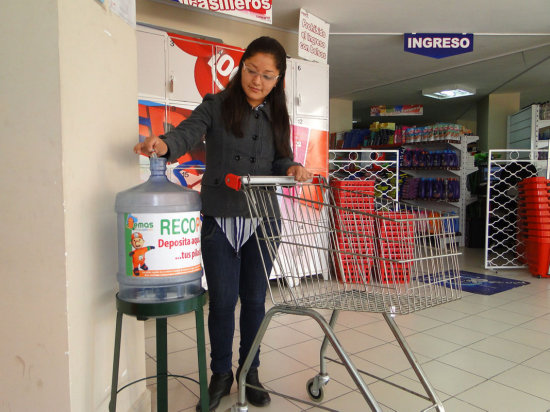 CONTENEDORES. La actividad cuenta con 16 contenedores de reciclaje convenientemente sealizados y estn ubicados en los supermercados Pompeya, Lder y SAS.