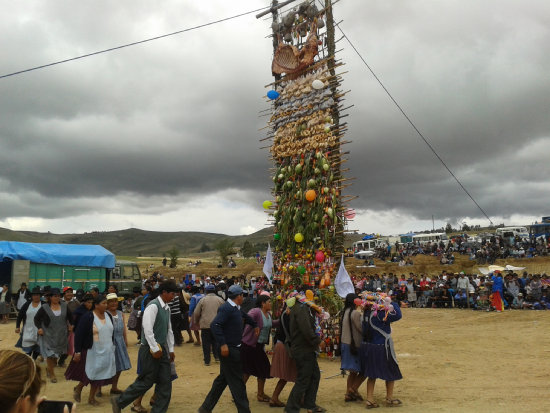 PUKARA. Los pobladores bailaron alrededor de la pukara instalada en el campo deportivo.