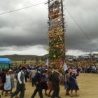 PUKARA. Los pobladores bailaron alrededor de la pukara instalada en el campo deportivo.