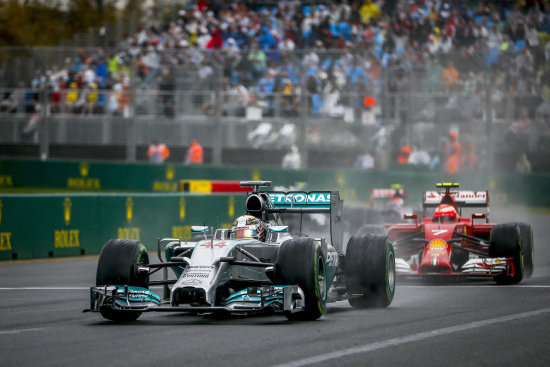 El piloto britnico Lewis Hamilton (i) durante las pruebas de clasificacin del Gran Premio de Australia, en el circuito Albert Park.