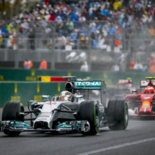 El piloto britnico Lewis Hamilton (i) durante las pruebas de clasificacin del Gran Premio de Australia, en el circuito Albert Park.