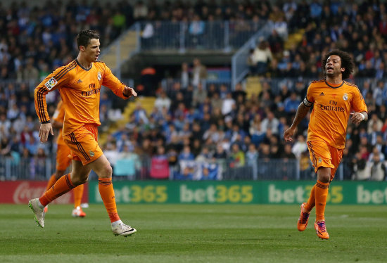 El delantero portugus Cristiano Ronaldo festeja su gol, el del triunfo para el Real Madrid sobre el Mlaga.