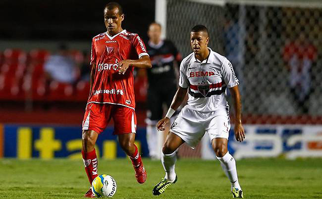 Rivaldo (i) podra seguir jugando en el torneo brasileo.