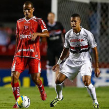 Rivaldo (i) podra seguir jugando en el torneo brasileo.