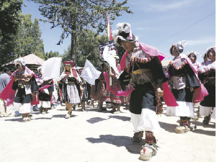 DESFILE AUTCTONO: Centenares de danzarines, tanto de Tarabuco como de otros municipios aledaos mostraron la esencia del pujllay.