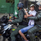 DETENIDOS. Policas venezolanos en moto detienen a un manifestante durante una protesta.