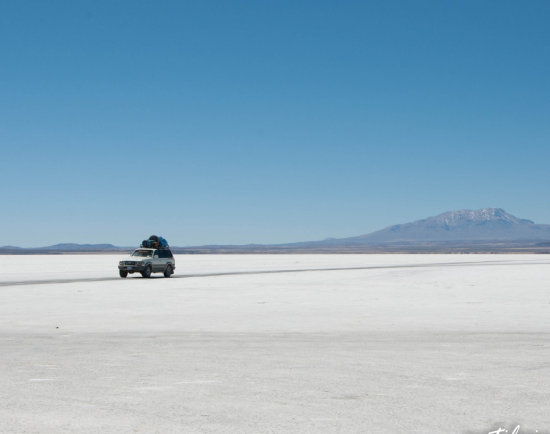 ACCIDENTE. Un bus y una vagoneta chocaron en el Salar de Uyuni y tres personas fallecieron.