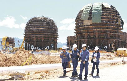 INSPECCIN. El presidente de YPFB, Carlos Villegas, durante su visita a la planta de Gran Chaco.