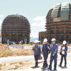 INSPECCIN. El presidente de YPFB, Carlos Villegas, durante su visita a la planta de Gran Chaco.