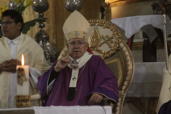 MISA. La Catedral recibi ayer a los fieles catlicos que se preparan para la Pascua.