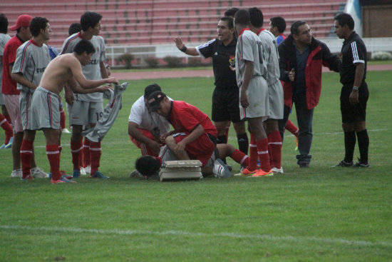 El jugador Jos Chambi, de Fancesa, recibi una patada desmedida de un jugador de San Francisco.