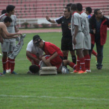 El jugador Jos Chambi, de Fancesa, recibi una patada desmedida de un jugador de San Francisco.