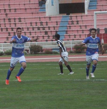 Abrahin Kerdy (i) anot el tercer gol para el decano.