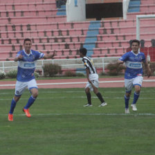 Abrahin Kerdy (i) anot el tercer gol para el decano.