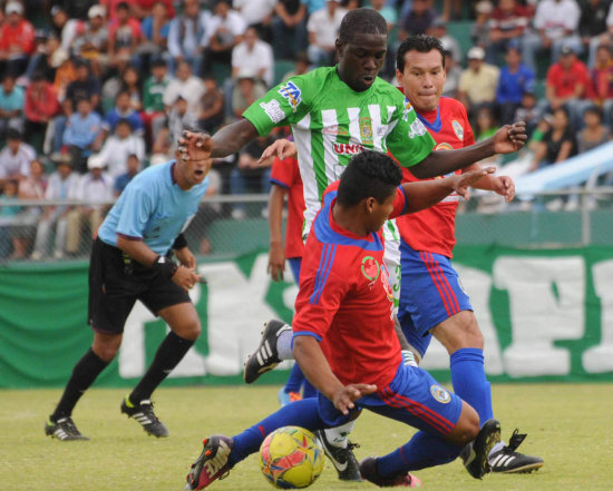 Tiquipaya igual en casa con Universitario.