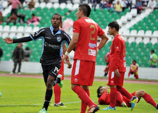 El joven jugador de Bolvar, Jaime Arrascaita, celebra su gol marcado frente a Guabir, que gui el camino del triunfo.